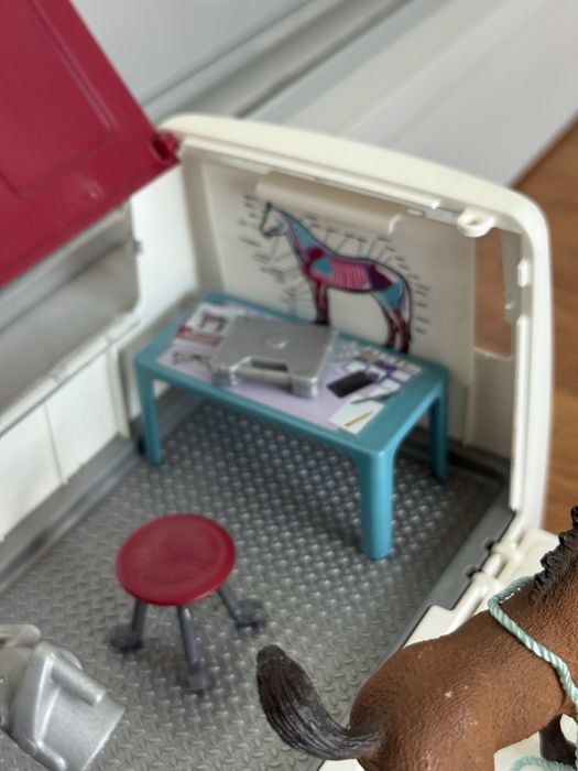 Samochod weterynaryjny firmy schleich