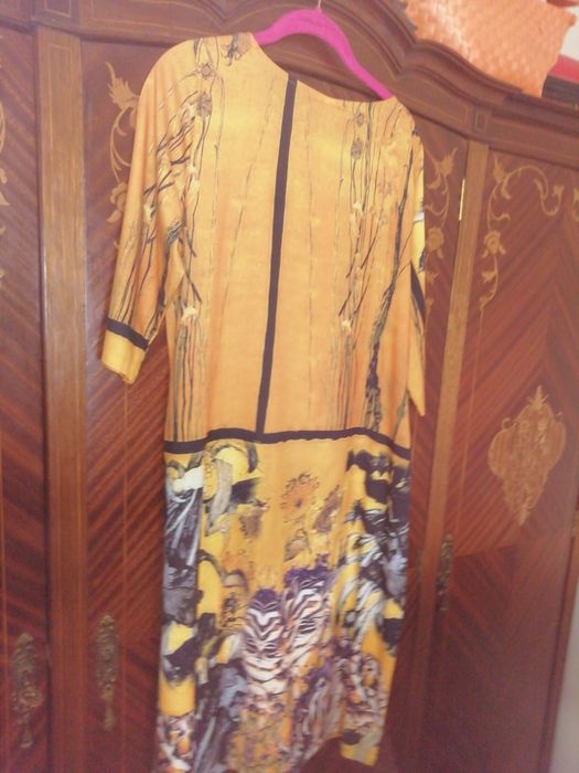 Vestido de tecido muito fresco, não amarrota, não é transparente.