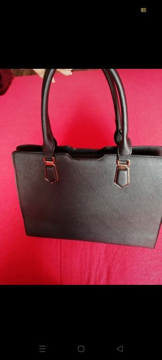 Duża czarna elegancka torebka do biura solidnie wykonana mieści A4