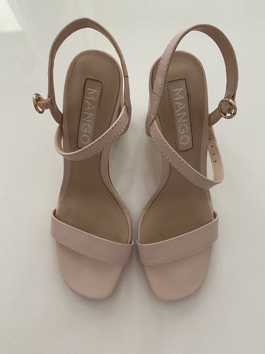 Buty letnie na obcasie Mango