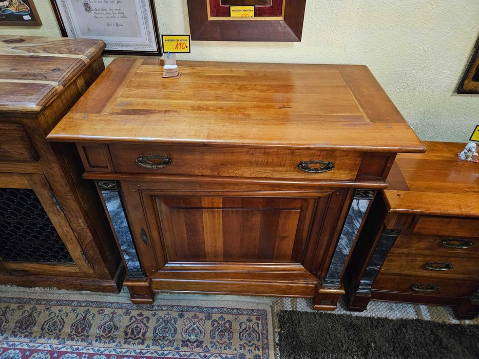 Móvel em madeira maciça com acabamento em pedra - Bom estado geral