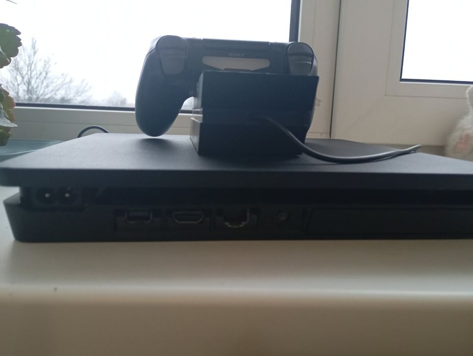 Продам приставку PlayStation 4 Slim 1 Tb
