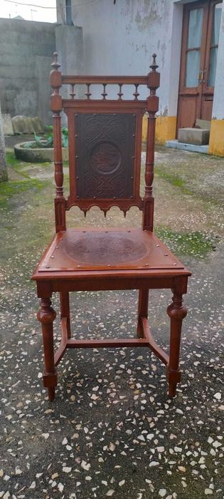 Cadeiras de madeira em segunda mão