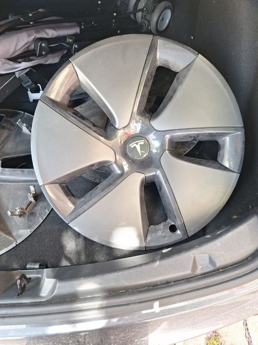 Vende-se tampa aerodinâmica (calota) original Tesla Model 3 – 18"
