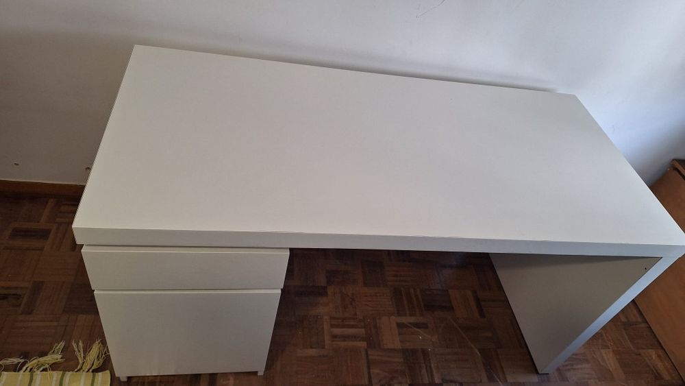 Secretária Ikea linha Malm com uma gaveta e um compartimento com porta.