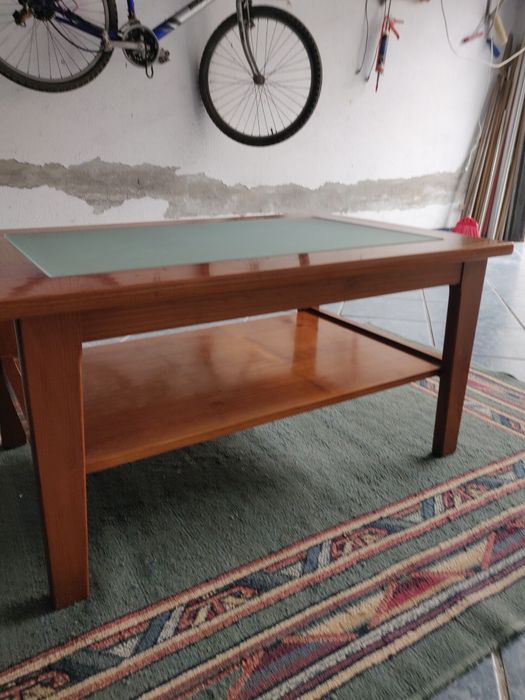 Mesa de centro com tampa de vidro