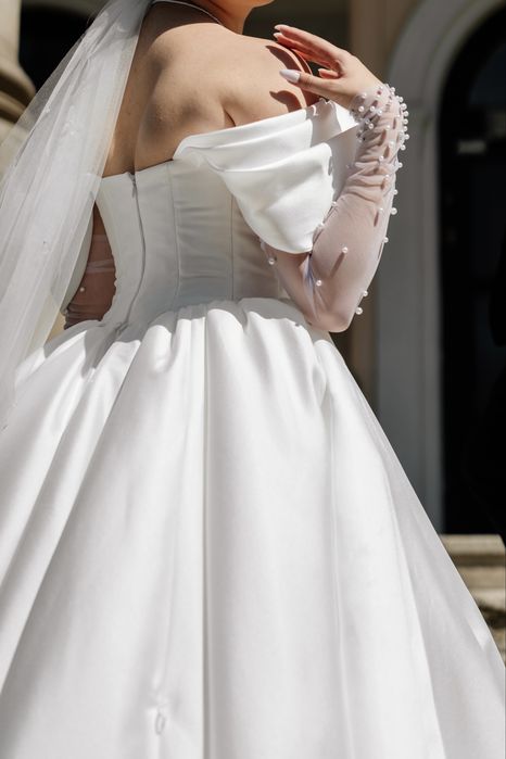 Весільна сукня атласна