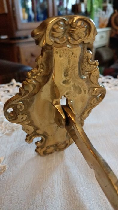 Mosiężny haczyk mocowany do ściany ze składanym ramieniem
mocowany do