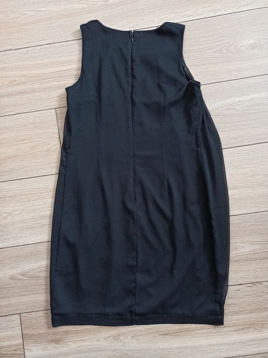 Elegancka sukienka w delikatne kropki
