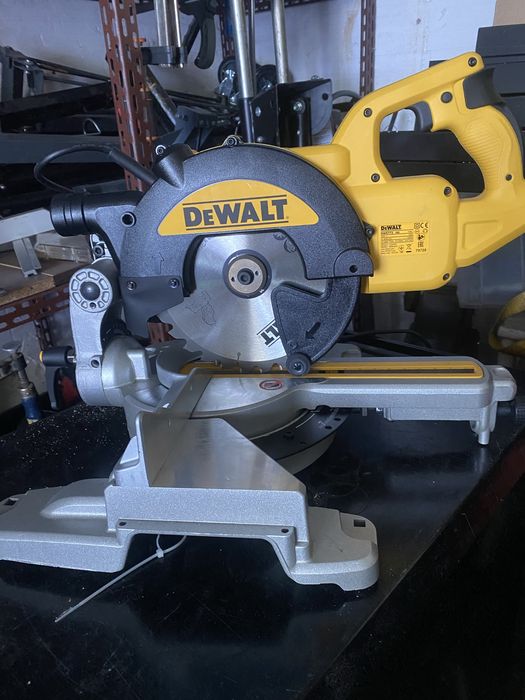 Pila elektryczna DeWalt DWS 773