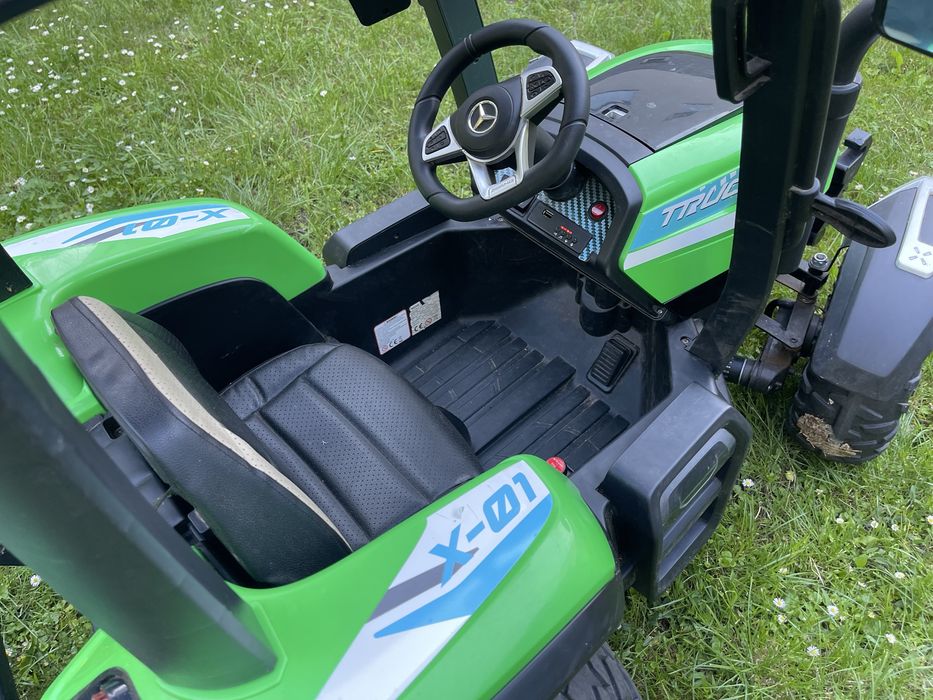 Traktor elektryczny dla dzieci z napedem 4x4 oraz przyczepką.