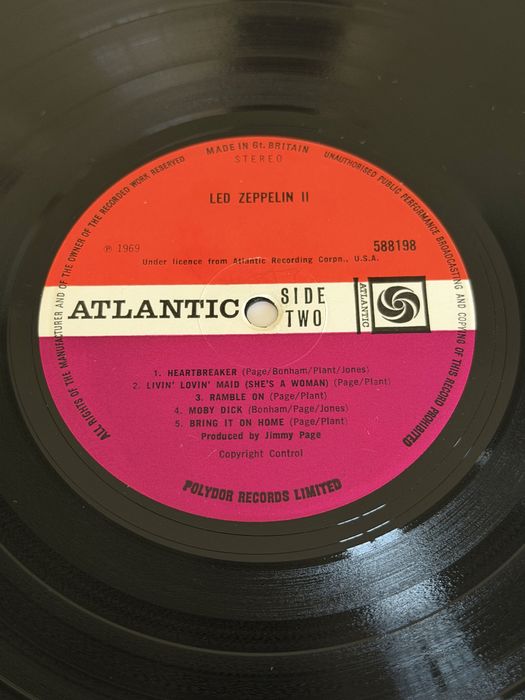 Vinil LP Led Zeppelin II – Atlantic UK, rótulo plum (2.ª prensagem)