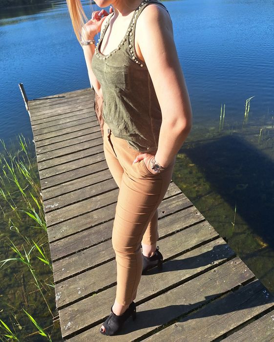 Top damski z perłami, Bershka, khaki - JESIEŃ 2025