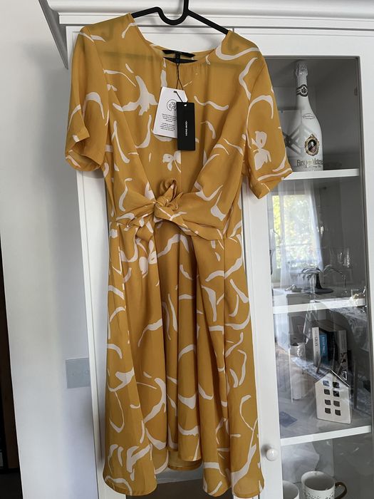 Piękna sukienka vero moda z wiązaniem