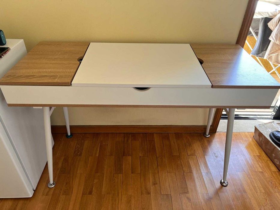 Mesa de escritório com 3 compartimentos/baú de arrumação