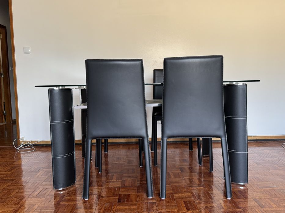 Conjunto mesa e cadeiras de jantar
