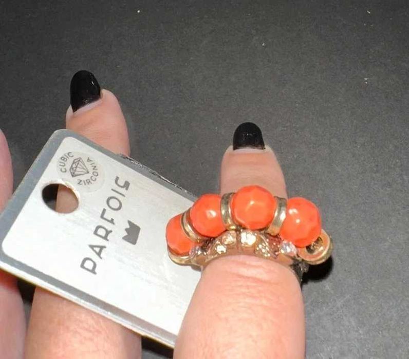 Anel ajustável dourado com pedras coral e zircónias Parfois