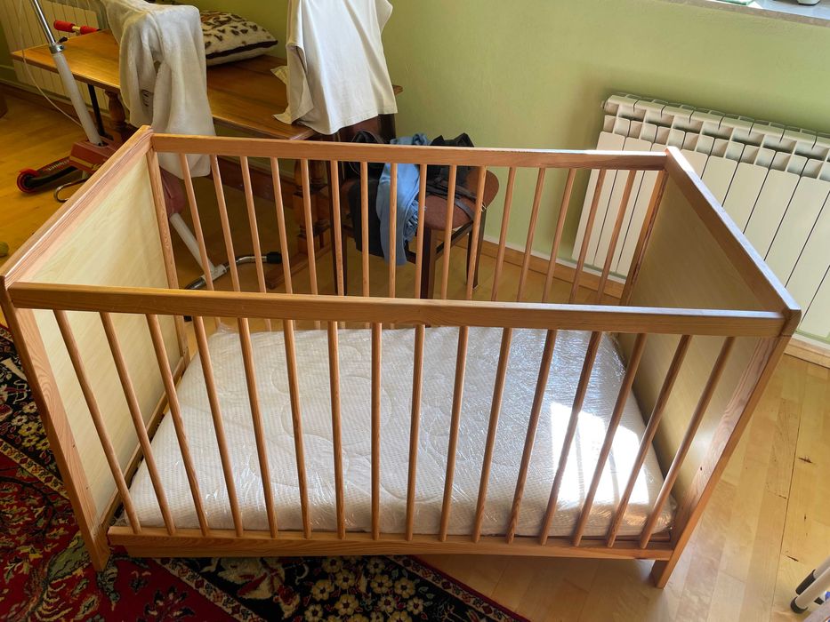 Łóżeczko dla niemowlęcia (100x60) drewniane wraz z materacem (używane)