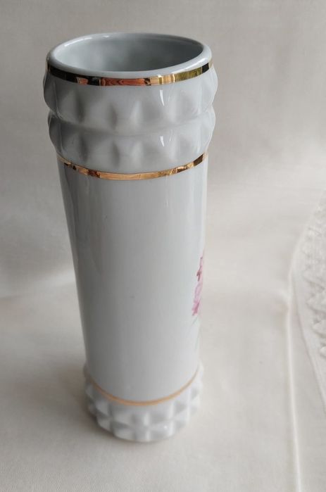 Smukły, wysoki wazon Arzberg. Biała porcelana, zdobiona kwiatami i del