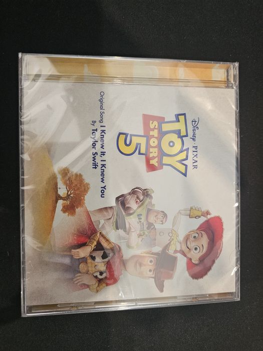 Cds taylor swift. Toy story . Selados