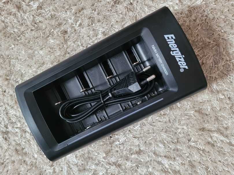 Ładowarka Energizer, model CHFC3 AA AAA R3 R6 R14 R20 9V