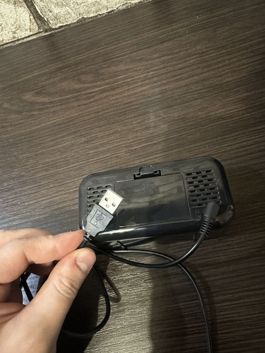 Електронний годинник настільний