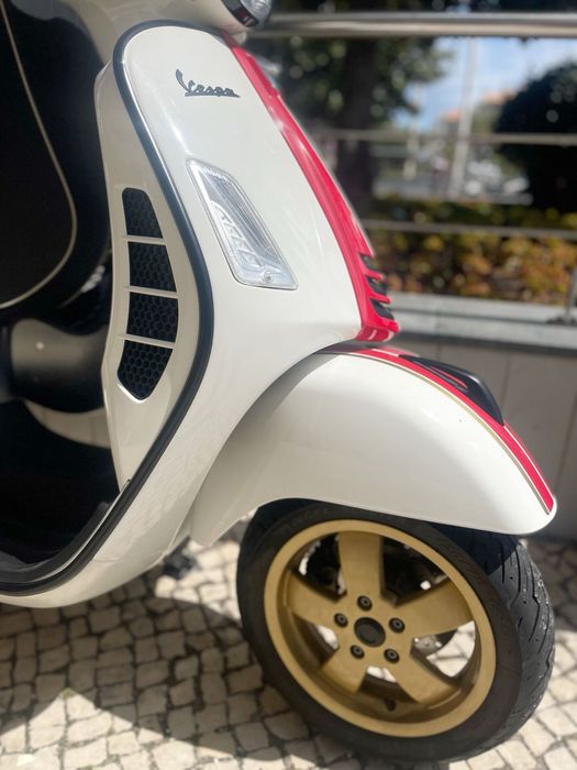 Vespa 300 GTS Racing Sixties