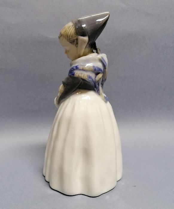 Dziewczynka, figurka Royal Copenhagen proj. Lotte Benter, 1961 r.