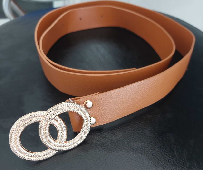 Cinto novo da côr camel, em ecopele