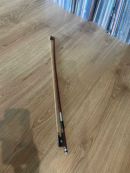 Violoncelo usado com suporte tripé