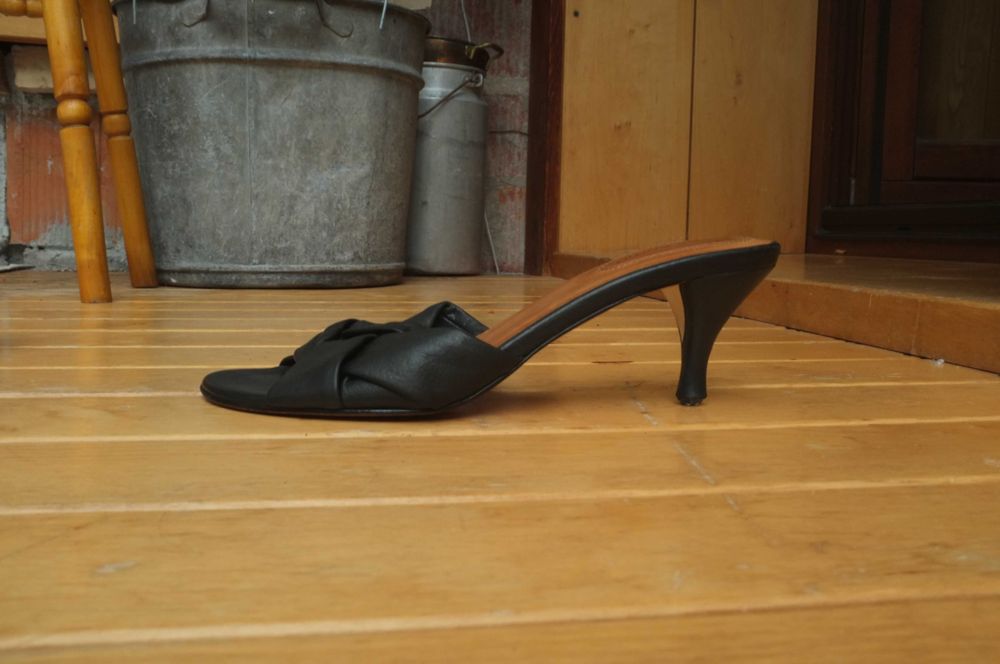 czarne skórzane luksusowe szpilki klapki sandały Corso Como szpilki 39