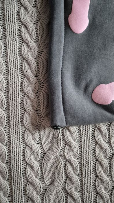 Сіра кофта з рожевими вставками