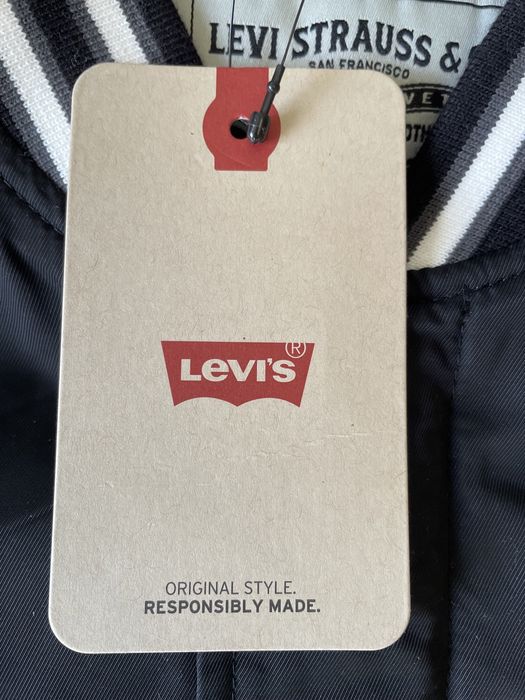 Бомбер чорний levis