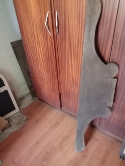 Vendo uma peça decorativa em madeira, trabalhada.