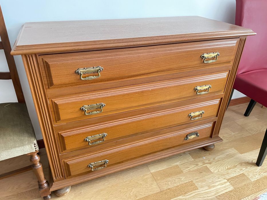 Cama com colchão, duas mesas de cabeceiras, cómoda