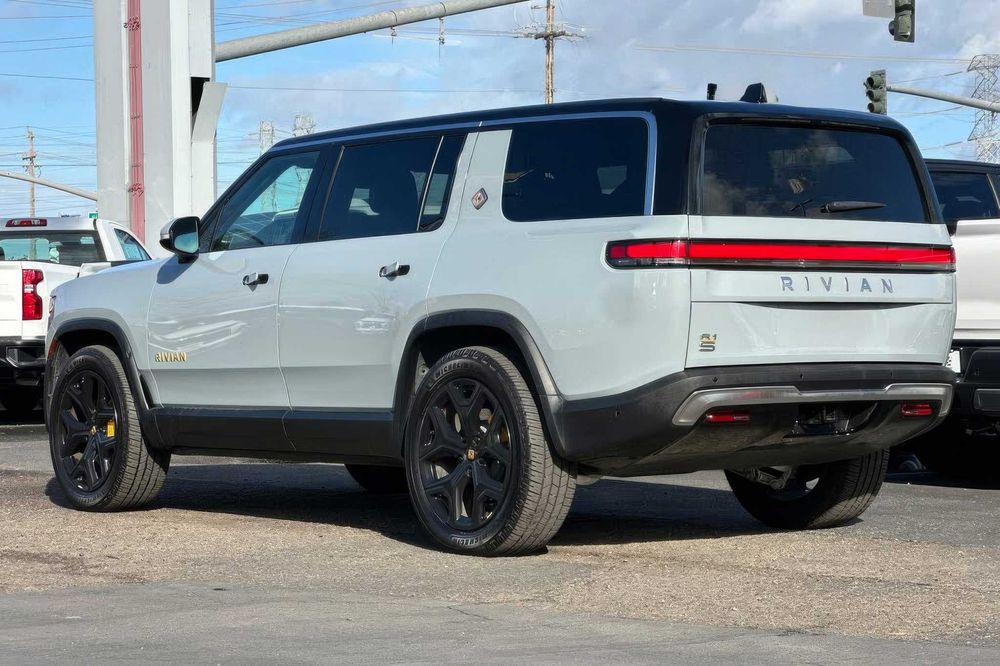 Rivian R1S Adventure Quad Motor      2023