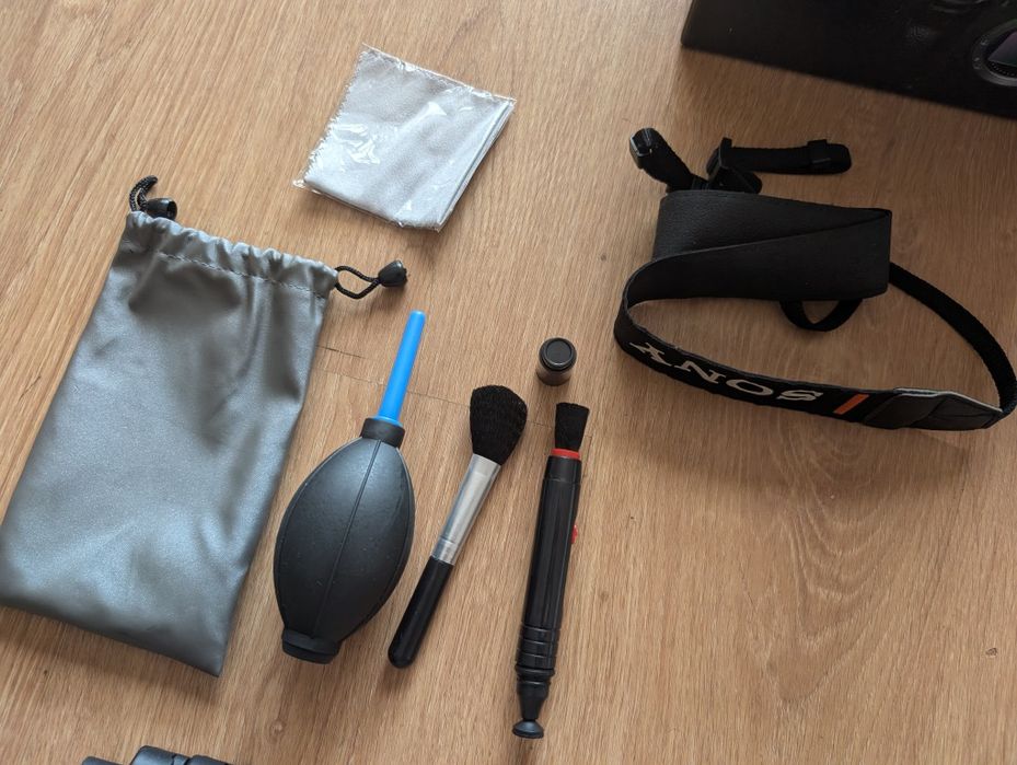 Sony A7iii + Baterias+ tripé+ kit limpeza