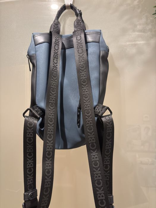 Mochila em pele, praticamente nova.