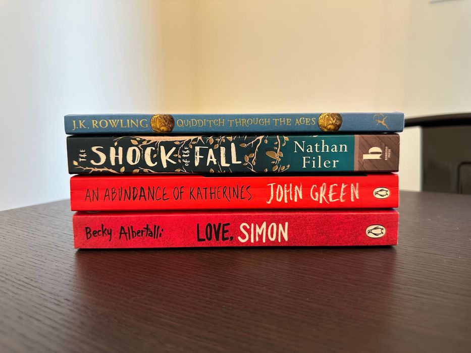 Livros em português e em inglês