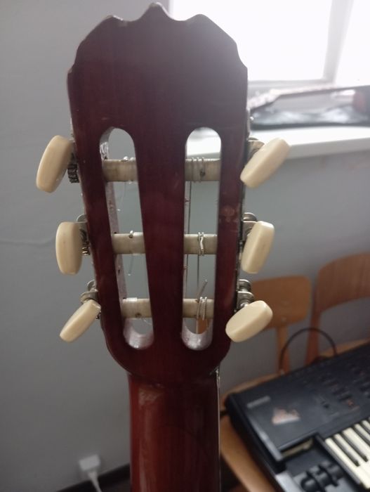 Пропоную класичну гітару Hohner в хорошому стані.