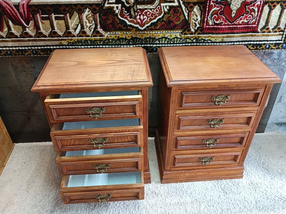 Par de mesinhas de cabeceira em madeira maciça de castanho velho