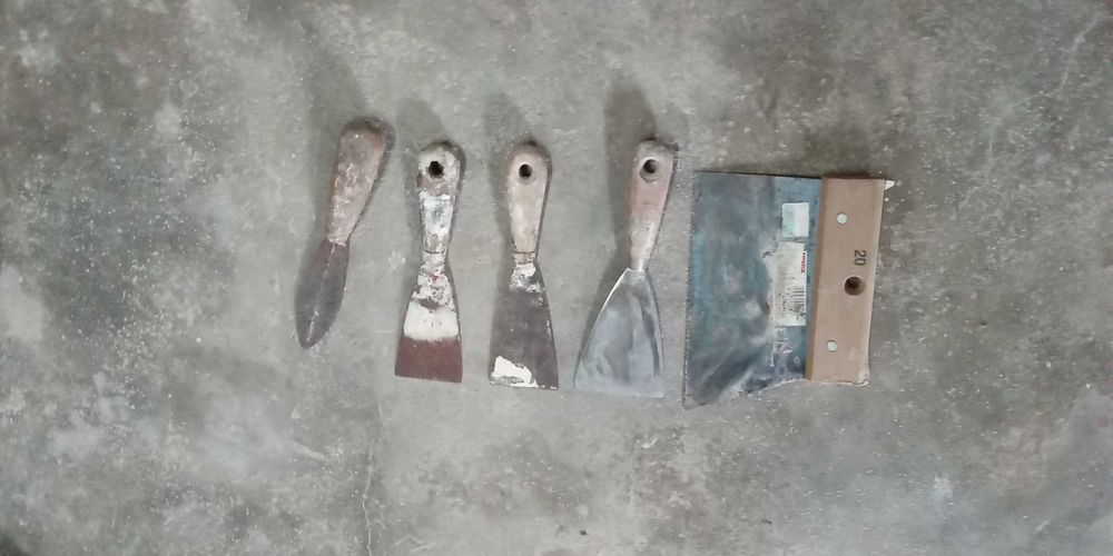 Espátulas ,colheres, talochas e aplicador de azulejos ( pedreiro)