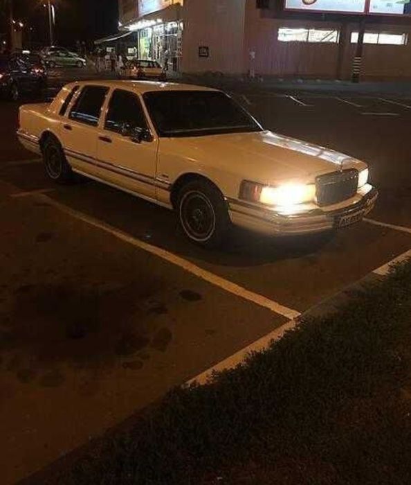 Lincoln  town car