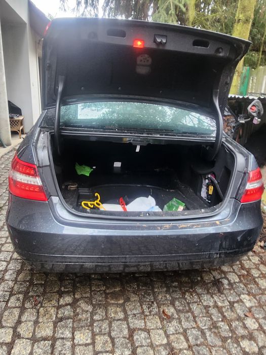 Kompletny tył Mercedes E212 sedan przed liftem wszystko w kolor 755