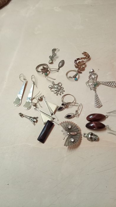 Продам серебро и мельхиор и бижутерию.