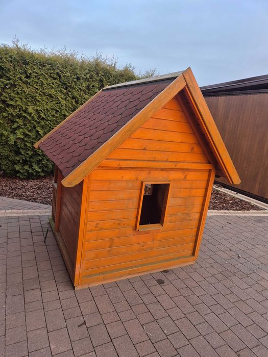 Drewniany domek dla dziecka