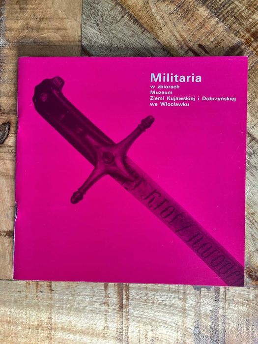 Militaria ze zbiorów Muzeum mundury czapki broń białą godła wojskowe