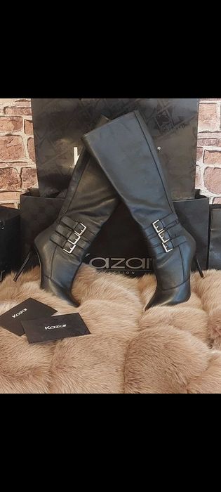 Czarne skórzane kozaki na szpilce z ozdobnymi klamrami Marki Kazar