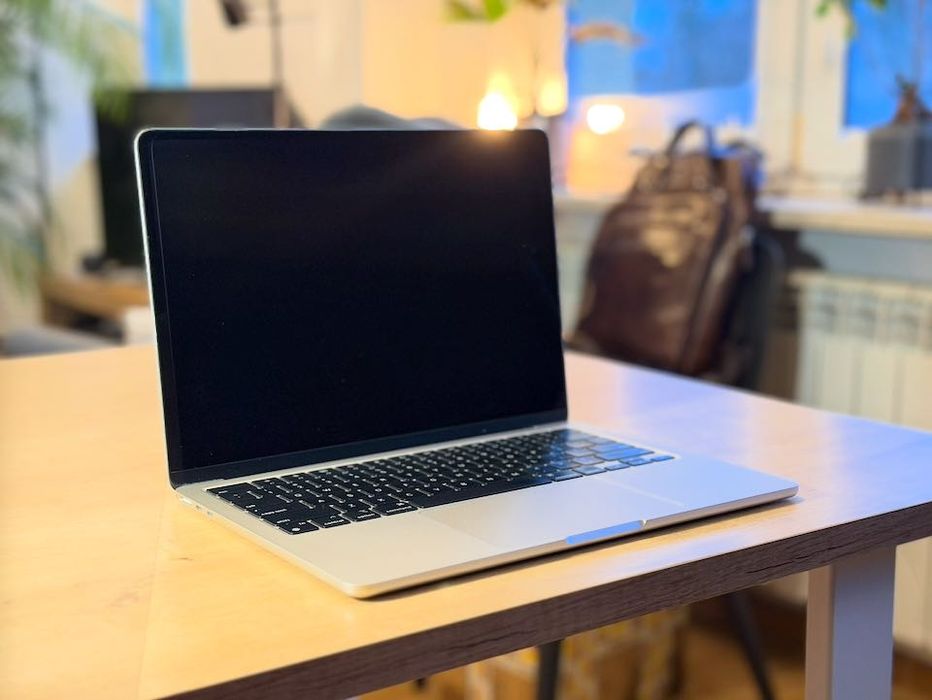 MacBook Air 13,6 M2 rok 2022, 256GB Księżycowa Poświata / Złoty