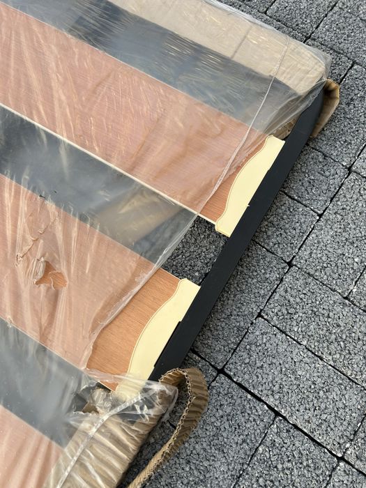 Estrado de 135x190 cm em tubo de aço